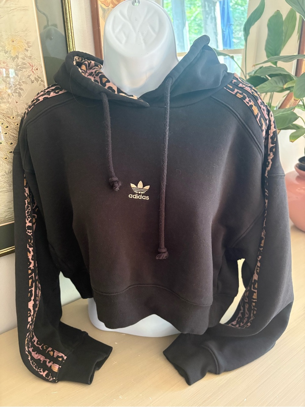 Adidas Originals Logo Leopard Print Cropped Hoodie in black - Picture 4 of 6